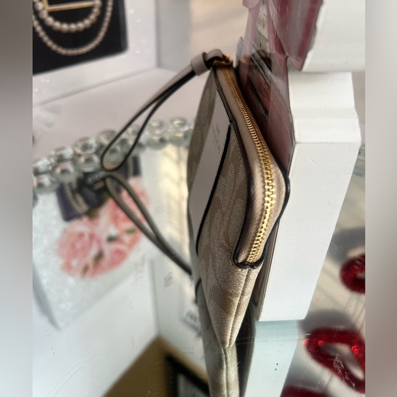 Coach signature. Beige and  white leather zip round wristlet - Picture 7 of 11